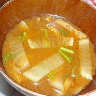 赤味噌で作る大根と油揚げの味噌汁